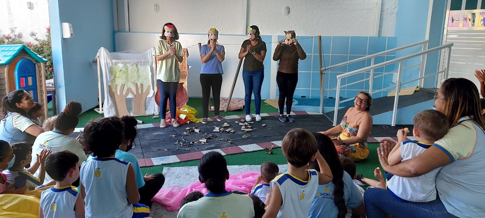 Teatro do Livro “OS TRÊS PORQUINHOS”